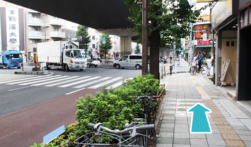 ・駒沢交差点を通り抜けまっすぐ進んでください。